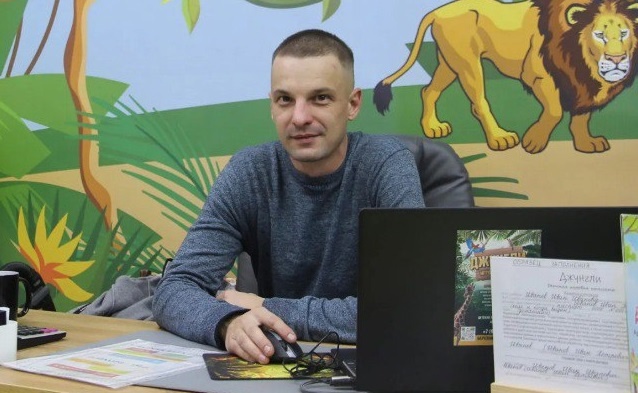 Благодаря социальному контракту жители региона находят новую работу, развивают личное подсобное хозяйство, открывают собственное дело. Реализация этой меры господдержки соответствует задачам президентского национального проекта «Демография». Так, жительнице деревни Прокопцевской Устьянского округа Татьяне Ручьевой соцконтракт помог превратить любимое хобби в собственное дело. Татьяна – хозяйка собственного кабинета в поселке Октябрьский по плетению декоративных кос. За красотой и уникальными прическами к ней приходят жители всех возрастов. Женщина признается, что всегда любила заплетать косы своим коллегам, подругам и их детям, но тогда даже мысли не было, что это занятие может приносить доход. Позже она прошла профессионально обучение и задумалась об открытии своего дела. Осуществить мечту помог соцконтракт. На полученные от государства средства Татьяна приобрела необходимое профессиональное оборудование и материалы: удобное парикмахерское кресло, мойку, зеркало с подсветкой, качественный канекалон для волос и другое. Татьяна создает образы, подчеркивающие индивидуальность каждого. В планах мастерицы – организация мастер-классов для тех, кто хочет научиться искусству плетения кос. А жителю поселка Березник Виноградовского округа Руслану Олейнику соцконтракт помог стать владельцем детского игрового комплекса. Ранее Руслан пробовал себя в разных профессиях, был монтажником в сфере связи, работал в охране. Но вскоре отец троих детей отметил, что в населенном пункте нет развлекательного центра для детей и решил сам создать такую игровую комнату. Написал бизнес-план и заключил соцконтракт. На полученные средства приобрел оборудование, игрушки, необходимые материалы для отделки и освещения. И вот уже год детская игровая комната принимает юных посетителей. Здесь есть всё, что принесет детям радость: большой лабиринт, батут, сухой бассейн, стол для игры в аэрохоккей, зоны для игры. – Социальный контракт – это хорошее подспорье, – уверен Руслан. Предприниматель отмечает, что останавливаться на достигнутом не собирается, у него уже есть мысли по дальнейшему развитию бизнеса. Подать заявление на оформление соцконтракта можно через портал «Госуслуги». Для этого потребуется минимальное количество справок: бо́льшую часть данных органы соцзащиты получат путём межведомственного взаимодействия. Полная информация по всем направлениям соцконтракта публикуется на сайте «Соцзащита29.рф». Пресс-служба Губернатора и Правительства Архангельской области по материалам ИД «Устьянский край» и «Двиноважье»