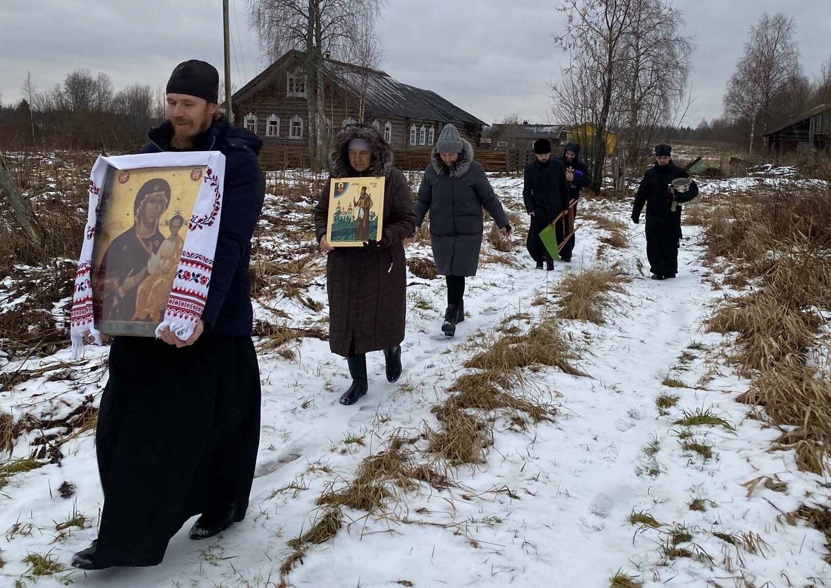 Освящение иконы возле поклонного креста в Монастырьке