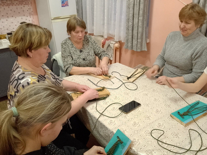 Юнармейцы поселка Хозьмино Вельского района и участницы местного совета ветеранов сплели для бойцов СВО браслеты выживания
