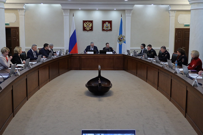 В правительстве области обсудили межведомственное взаимодействие при реализации вступивших в силу новых федеральных законов в сфере контроля миграции