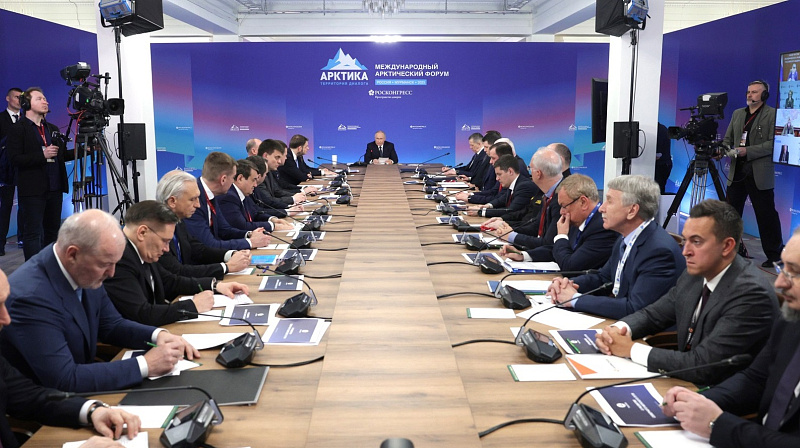 Владимир Путин провел совещание по вопросам развития Арктической зоны РФ и Арктического транспортного коридора