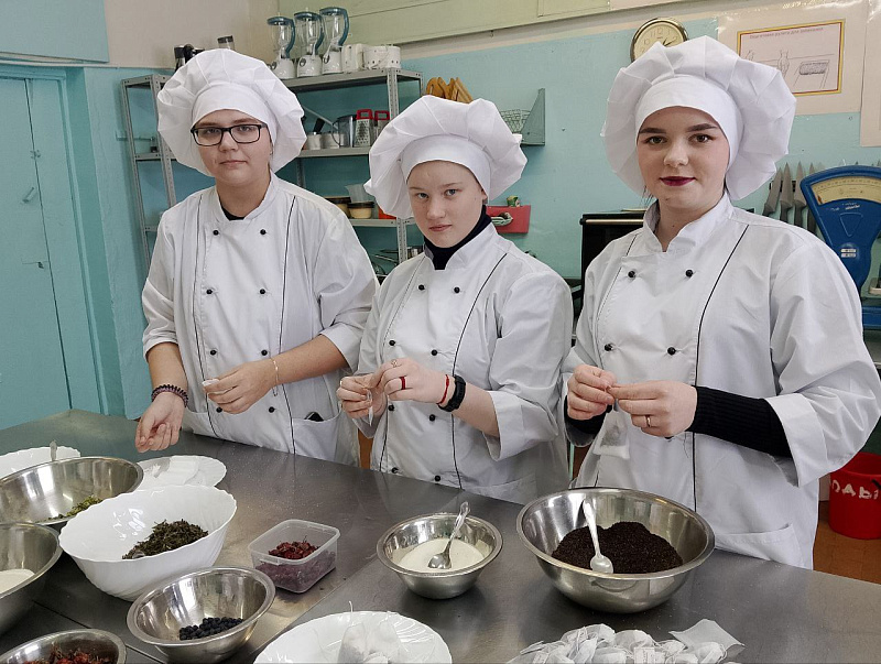 Студенты учреждений профтеха Поморья изготовили подарки для участников СВО