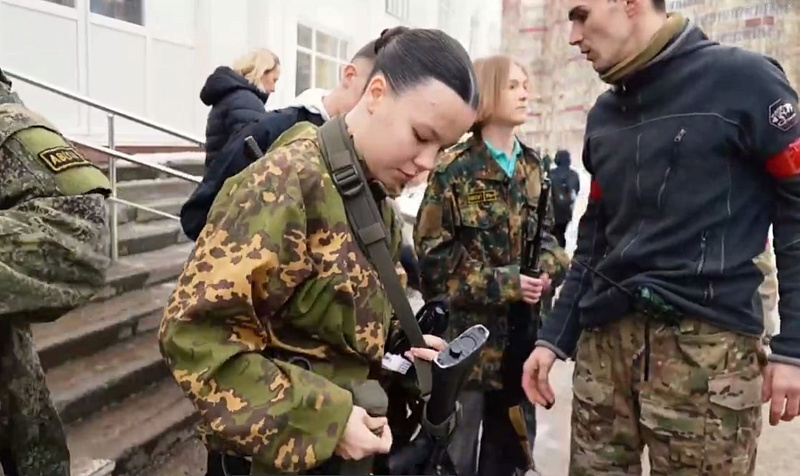В Северодвинске ветеран СВО проводит для школьников военно-спортивную игру «Прорыв»