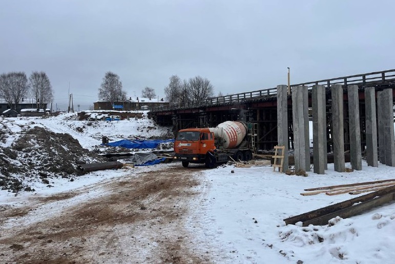 В Няндомском округе продолжаются дорожные работы на мосту через Мошу