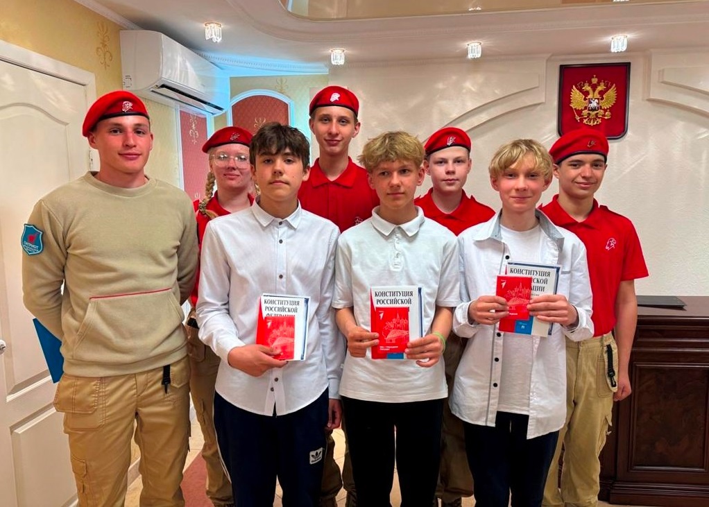 «Я – гражданин России!»: первые паспорта школьники Виноградовского округа получают в торжественной обстановке