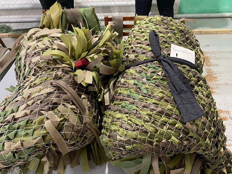 Красноборские женщины плетут маскировочные сети для бойцов СВО