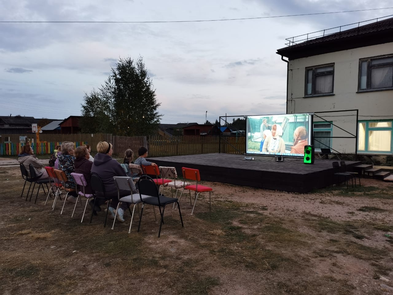«Комфортное Поморье»: жители Сельменьги смотрят фильмы в летнем кинотеатре