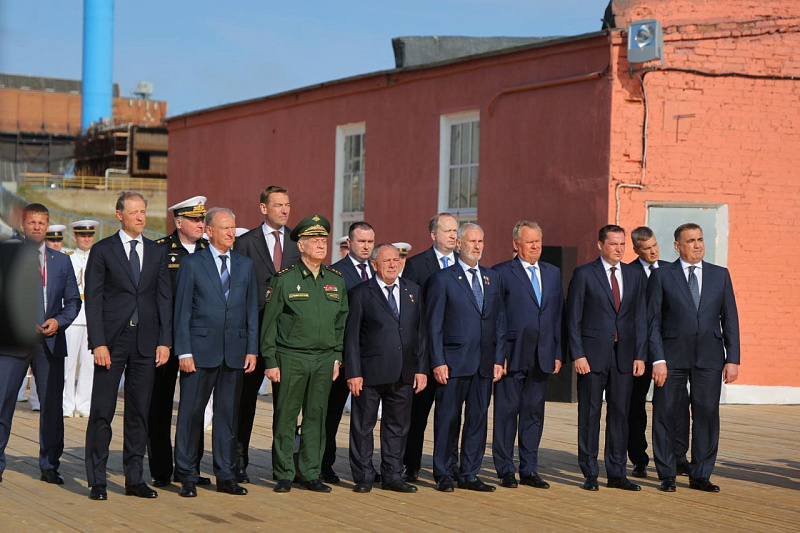 Президент России Владимир Путин принял участие в церемонии поднятия флага на атомном крейсере «Князь Пожарский» в Северодвинске