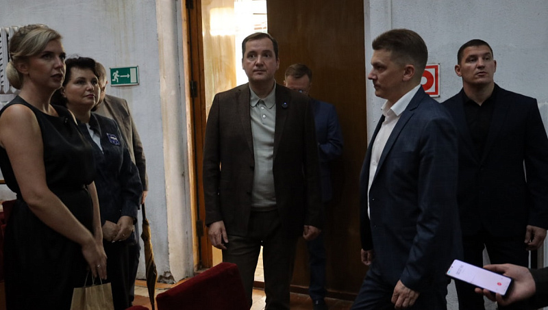 Губернатор Александр Цыбульский обсудил с коллективом Онежского Дворца культуры перспективы дальнейшей модернизации учреждения