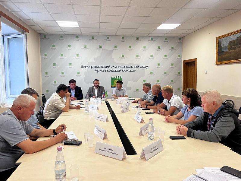 Дмитрий Рожин побывал на инфраструктурных объектах в Холмогорском и Виноградовском округах