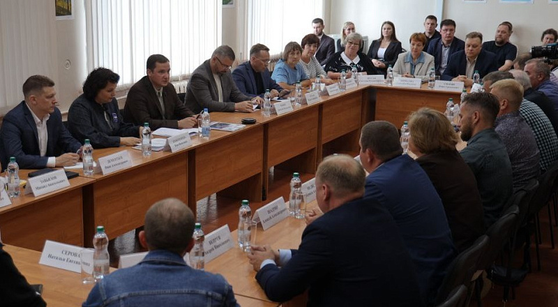 Во время рабочей поездки в муниципалитет губернатор Архангельской области обсудил с представителями депутатского корпуса самые актуальные вопросы, волнующие общественников и жителей округа. Улучшение дорожной инфраструктуры – одна из самых актуальных тем. Так, депутаты поинтересовались возможностью софинансирования областным бюджетом мероприятий по ремонту дорог с асфальтовым покрытием на территории Онежского округа. Александр Цыбульский отметил, что на эти цели в 2025 году из областного бюджета муниципалитету выделена субсидия в размере 65,23 млн рублей. В нормативное состояние будут приведены дороги на Октябрьском проспекте, улицах Хайнозерской и Красноармейской. Общая протяженность участков – 7,4 км. – По плану – в этом году заасфальтировать три улицы в Онеге. Кроме того, продолжается масштабный ремонт автотрассы Архангельск – Онега, с завершением которого надо будет приводить в норматив и все остальные дороги в городе, – сказал Александр Цыбульский. – Важно сделать и все проезды к новостройкам. Сегодня мы посмотрели два новых дома, в рамках следующего этапа программы переселения планируем построить еще четыре МКД, и, конечно, важно также создать в новом микрорайоне дорожную инфраструктуру. Кроме того, на встрече обсуждались ремонт и строительство мостов через реку Вою в деревне Кянде, через реку Малошуйку в Абрамовской, пешеходного моста на полуостров в поселке Малошуйка и некоторых других некрупных мостовых сооружений, которые обеспечивают транспортную доступность удаленных и островных населенных пунктов. На объекты обратили внимание сразу несколько депутатов Онежского округа. Губернатор отметил, что с учетом социальной значимости пешеходных мостов для жителей территорий надо проработать поэтапный ремонт объектов с учетом приоритетности по уровню износа. – Особенно это касается мостов, которые являются по сути единственным путем сообщения населенного пункта с Большой землей, – сказал Александр Цыбульский. – За пять лет мы отремонтировали 50 крупных мостовых объектов, в этом году делаем десять, но и небольшие мостовые сооружения нельзя выпускать из виду. Глава региона дал поручение профильному ведомству совместно с муниципалитетом проработать вопрос, в том числе начать разработку сметной документации по первоочередным объектам, а также дать предложения по возможным источникам финансирования и программам, включая участие социально ответственного бизнеса. Еще одна тема, которую обозначили депутаты на встрече с главой региона, – совершенствование спортивной инфраструктуры. – Требуется проведение капитального ремонта лыжероллерной трассы, это очень востребованный объект, который мог бы стать и точкой притяжения спортивных команд, – сказал депутат Алексей Масленников. По информации министерства спорта, одна из потенциальных возможностей проведения капремонта – государственная программа «Развитие физической культуры и спорта». Для участия в ней требуется наличие положительного заключения государственной экспертизы сметной стоимости. Кроме того, дополнительное финансирование можно предусмотреть в рамках мероприятий по обустройству (модернизации) плоскостных спортивных сооружений госпрограммы «Развитие физической культуры в Архангельской области». В 2024 году по этой программе в регионе было обустроено 17 плоскостных спортивных сооружений на общую сумму более 54 млн рублей. – Субсидии предоставляются по результатам конкурсных отборов в рамках выделенных лимитов, – пояснил министр спорта Архангельской области Андрей Щелоков. Александр Цыбульский подчеркнул, что к этому объекту нужно подойти комплексно. – Территория Онежского округа хорошо подходит под развитие такой спортивной инфраструктуры, здесь нужно разработать проект по созданию горнолыжной базы, есть хорошие трассы, которые нужно приводить в порядок, – сказал губернатор. – При этом важно не просто сделать новое покрытие на площадке, а разработать проект, после реализации которого крупный спортивный объект впишется в общую областную и даже всероссийскую спортивную инфраструктуру – чтобы могли отдыхать местные, приезжали туристы, тренировались и соревновались спортсмены. Глава региона подчеркнул, что после разработки проекта с грамотной и экономически обоснованной концепцией, работающей над повышением привлекательности региона в том числе, возможно будет рассмотреть варианты привлечения финансирования разных уровней. Другой объект, требующий ремонта, – основной корпус спортивной школы в Онеге. В 2020 году с привлечением средств областного бюджета в учреждении были обустроены входная группа и пандус, в 2021 году выполнен капитальный ремонт спортивного зала. В настоящее время администрацией муниципалитета заключен контракт на разработку проектно-сметной документации на реконструкцию здания основного корпуса спортивной школы. Также на встрече обсуждалась реализация программы «Чистая вода». В адрес министерства ТЭК и ЖКХ Архангельской области администрацией Онежского округа представлена заявка на включение трех объектов по строительству водоочистных сооружений – в поселках Нименьга, Кодино и Покровское – в проект областной адресной инвестиционной программы на 2026 год и плановый период 2027 и 2028 годов. По словам министра ТЭК и ЖКХ региона Дмитрия Поташева, заявка муниципалитета направлена на доработку. – Администрация округа может принять участие в конкурсе на предоставление субсидии из областного бюджета в рамках федерального проекта «Модернизация коммунальной инфраструктуры» национального проекта «Инфраструктура для жизни», – сообщил глава ведомства. Губернатор поручил профильному министерству проработать и другие варианты улучшения качества воды в ряде населенных пунктов Онежского округа. На встрече обсуждались вопросы, связанные с обеспечением жителей Онежского округа дровами, организацией пассажирских железнодорожных перевозок, деятельностью территориального общественного самоуправления и другие темы. Также активисты округа, присутствовавшие на встрече, отметили результативность таких региональных проектов, как «Здоровое Поморье», «Чистое Поморье», «Поморское долголетие» и других программ, которые с этого года реализуются в обновленном формате. Пресс-служба Губернатора и Правительства Архангельской области