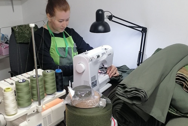 Яна Борисова из Виноградовского округа шьет одежду для бойцов СВО