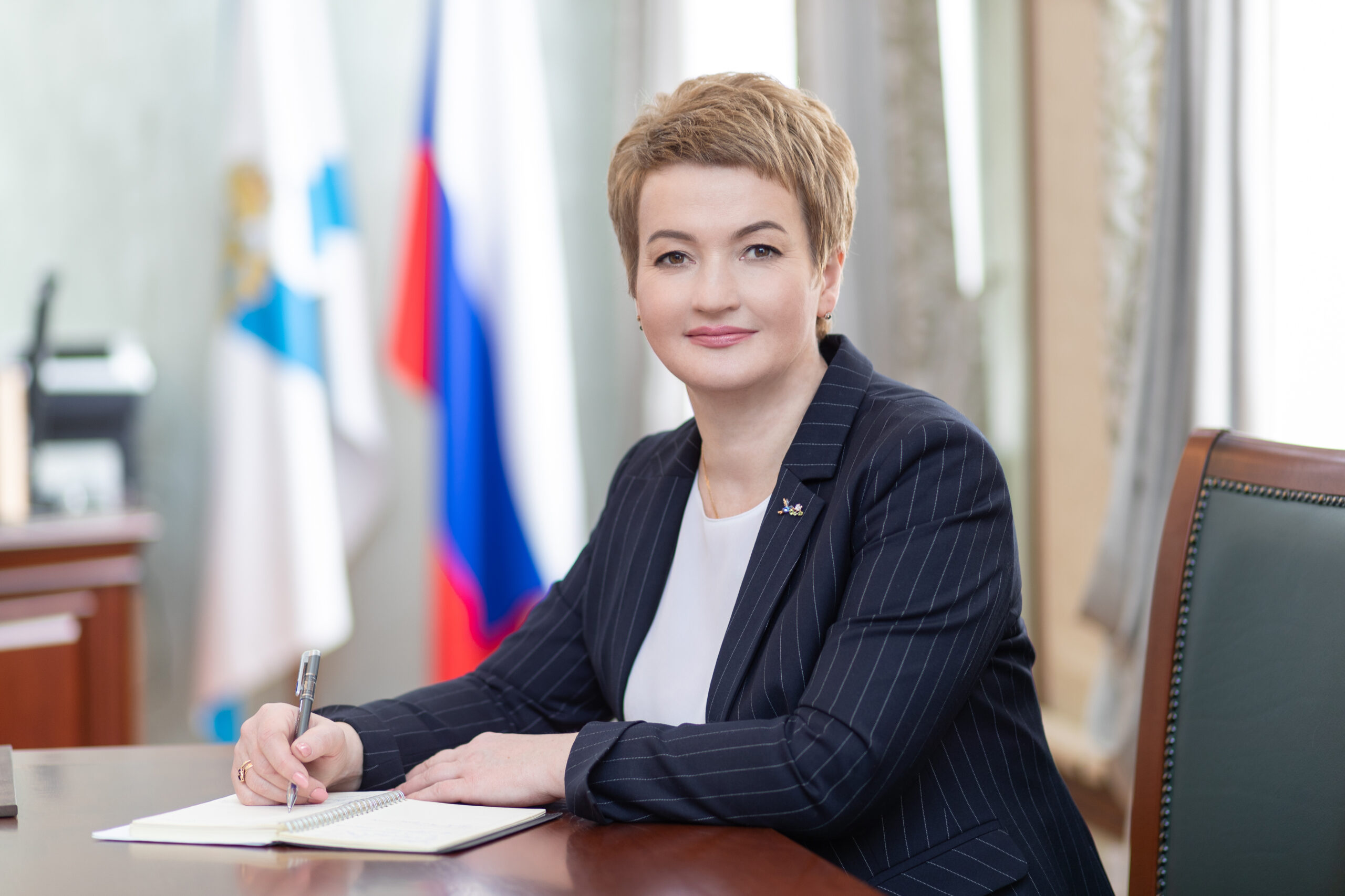 Председатель областного Собрания депутатов Екатерина Прокопьева поздравляет северян с Днем учителя