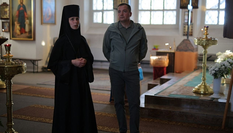 Александр Цыбульский в селе Сура Пинежского округа посетил Никольский храм