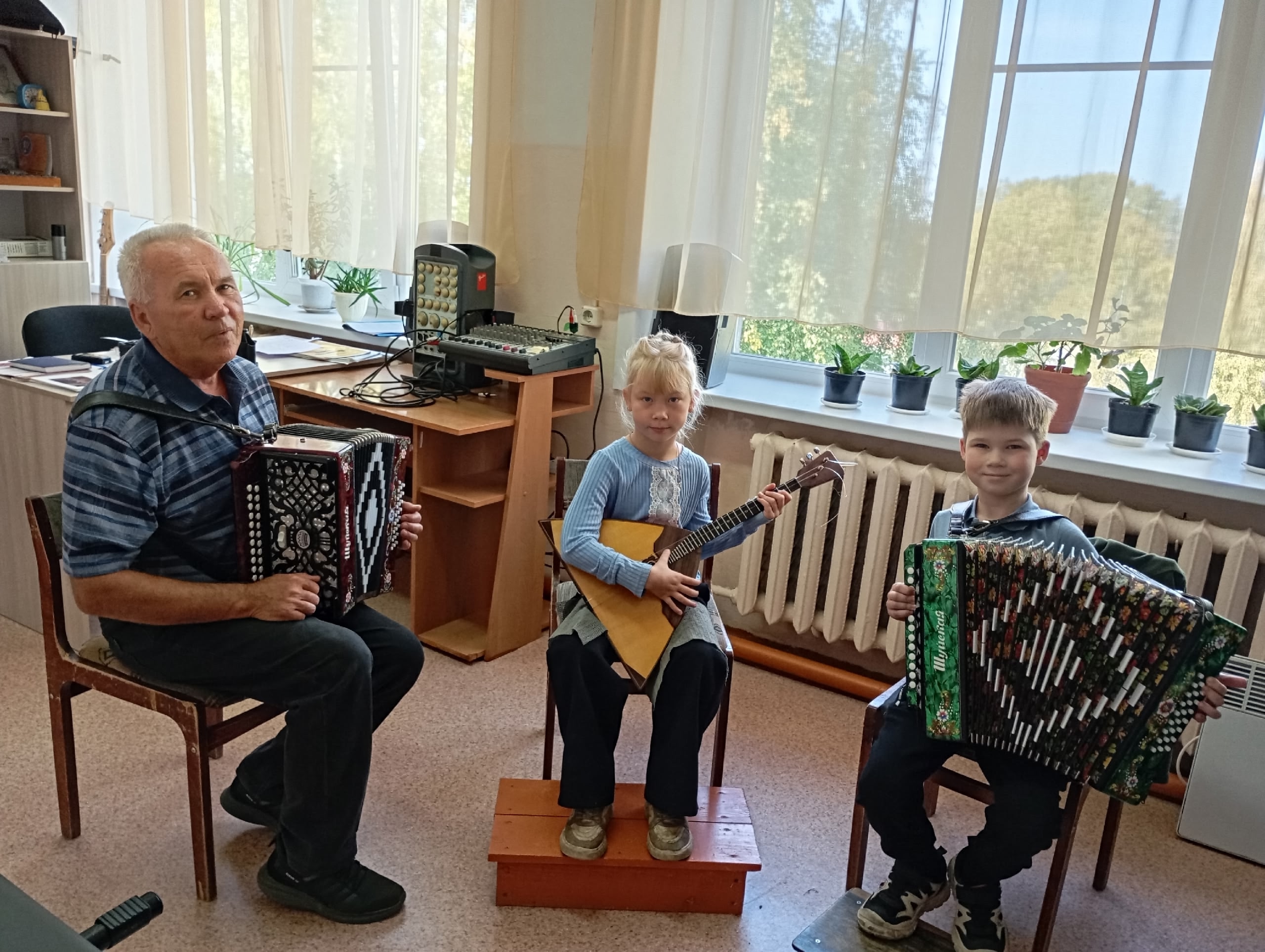 В классе балалайки тепло, светло и уютно!