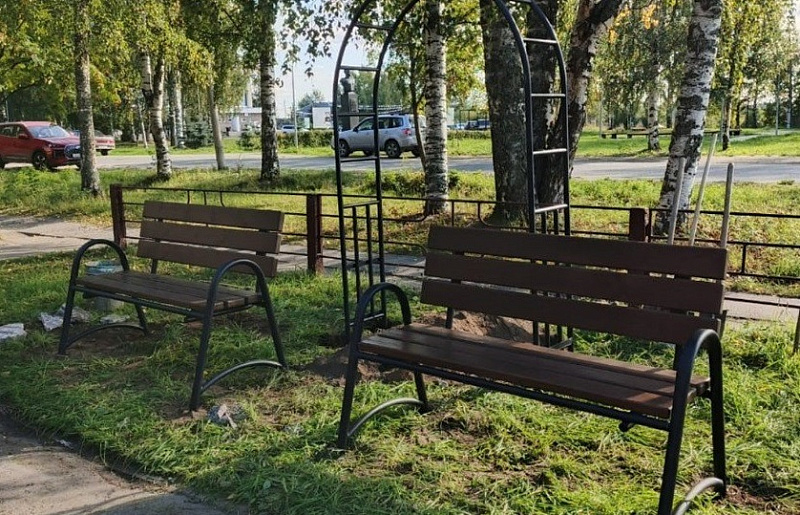 В Онеге по программе «Комфортное Поморье» преобразили территорию у Центральной библиотеки имени А.С. Пушкина