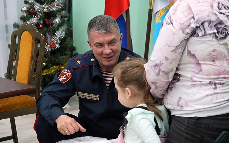 Генерал-майор Андрей Горбунов исполнил новогоднюю мечту девочки из Архангельска