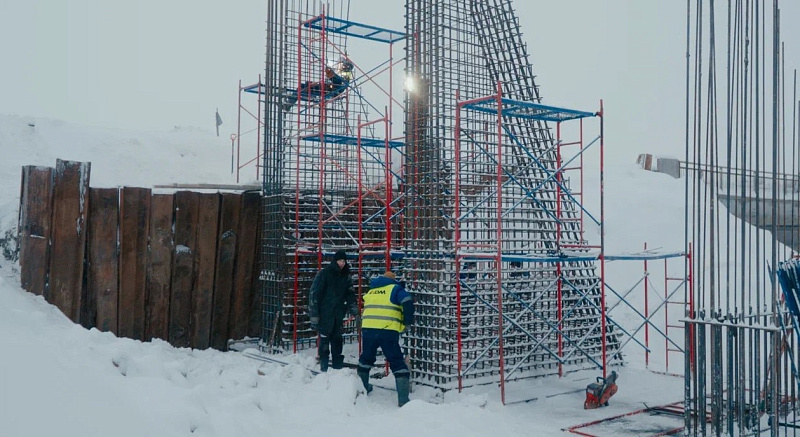 В Приморском округе продолжается реконструкция мостового перехода через Вождоромку