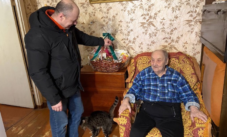 В Архангельске с наступающим праздником поздравили ветерана Великой Отечественной войны Николая Буренкова
