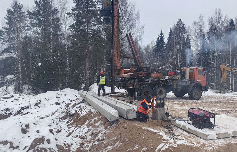 Подрядчик приступил к забивке свай моста через Лахому