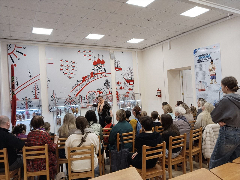 Секреты поморских узоров: в Архангельске прошла экскурсия «Орнаменты на варежках»