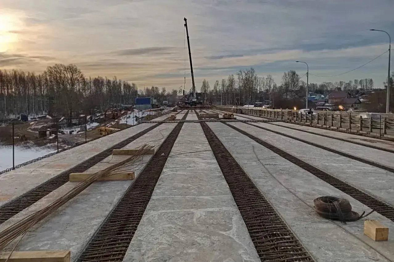 На мосту через Вель продолжается монтаж балок пролетного строения