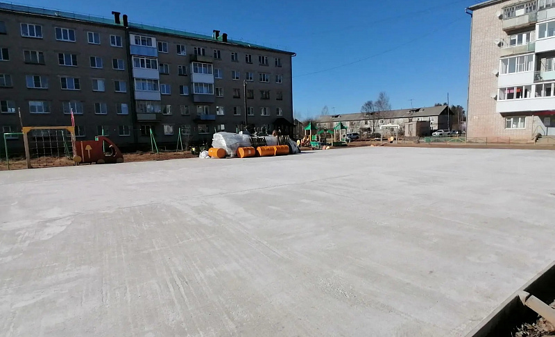 В поселке Луковецкий Холмогорского округа обустраивают покрытие детской спортивно-игровой площадки