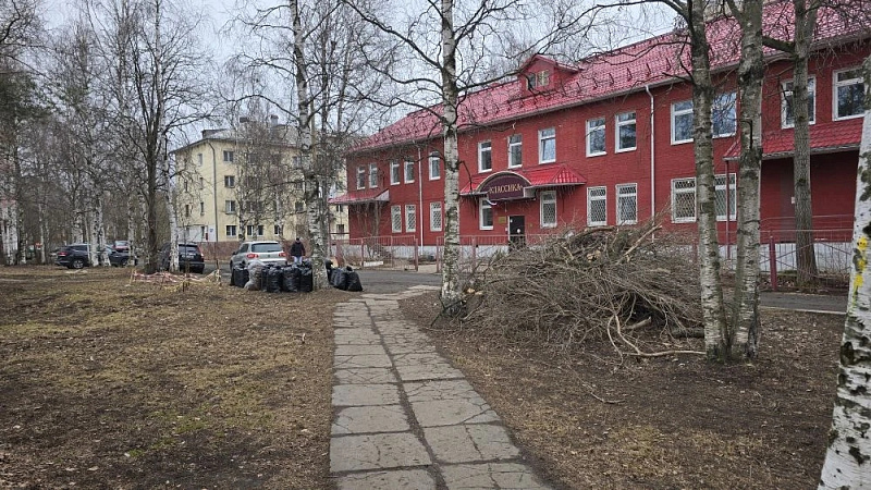 В Архангельске на улице Воскресенской приступили к благоустройству двух скверов