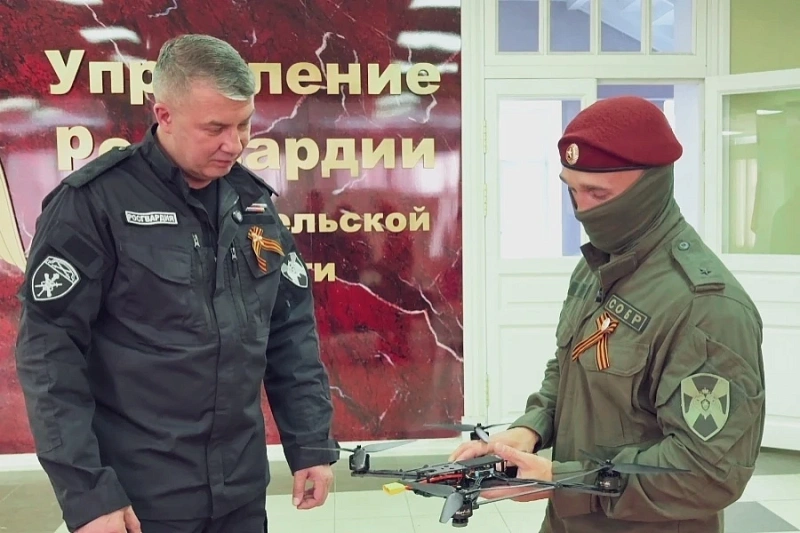В Архангельске росгвардейцам переданы собранные студентами FPV-дроны