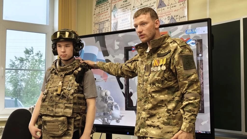 Виноградовский округ равняется на героев: урок мужества прошёл в Рочегодской школе