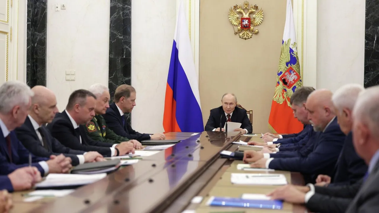 Владимир Путин провёл совещание по вопросам обеспечения топливом внутреннего рынка