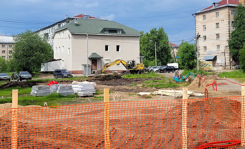 На улице Ленина в Няндоме приступили к обустройству детского городка