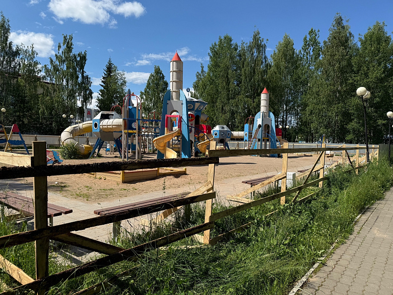 В городском парке Мирного приступили к благоустройству детской площадки