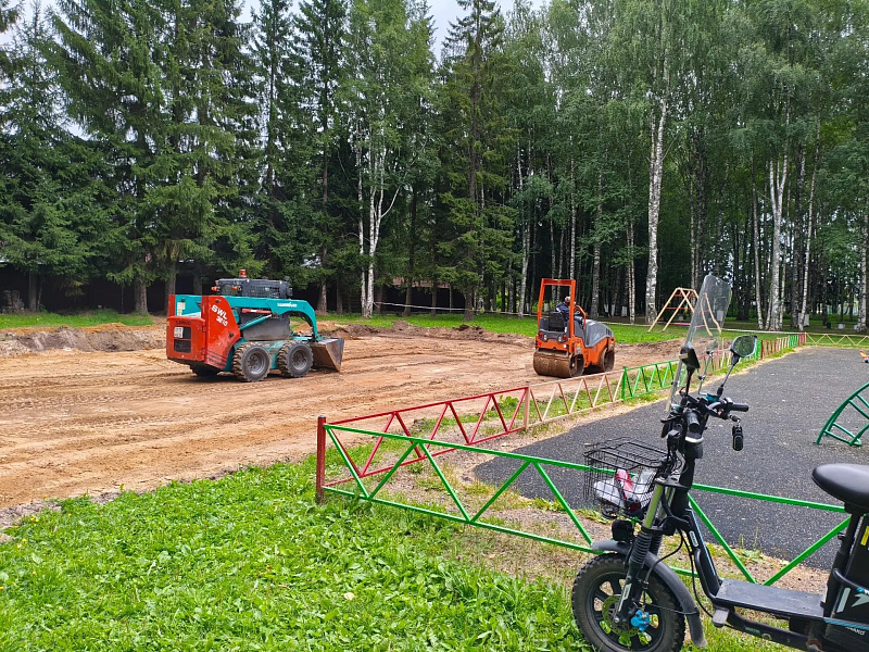 В парке Победы поселка Березник Виноградовского округа обустраивают основание под площадку для игры в городки