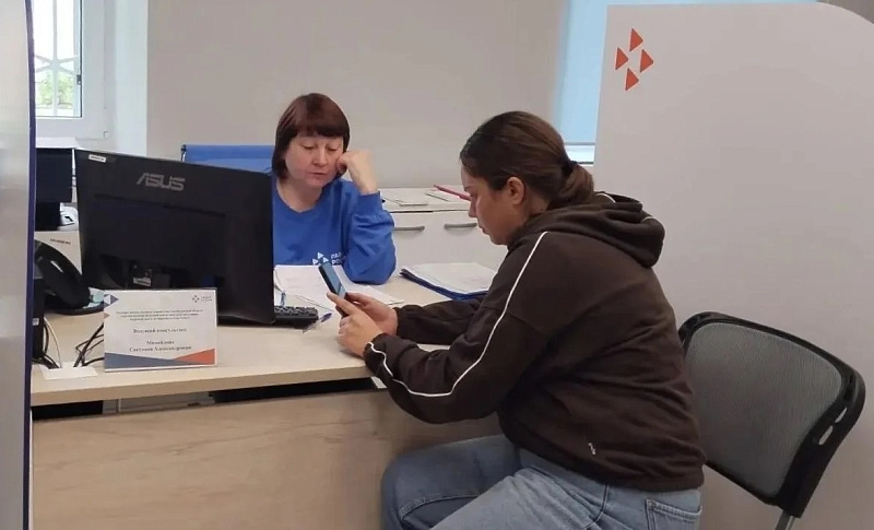 Бесплатные консультации в кадровых центрах «Работа России» получили 316 жителей региона. Всероссийская неделя правовой помощи, приуроченная ко Дню семьи, любви и верности, прошла с 6 по 10 июля. На площадках 22 кадровых центров региона работали консультационные пункты, куда жители могли обратиться по вопросам социальной поддержки, трудового и семейного законодательства, пенсионного обеспечения, другим направлениям. Консультации для жителей проводили специалисты службы занятости, Государственного юридического бюро, Социального фонда России, представители администраций муниципалитетов, прокуратуры, фонда «Защитники Отечества», Нотариальной и Адвокатской палат, территориальных комплексных центров социального обслуживания и других профильных организаций. В рамках акции помощь получили 316 человек, в том числе участники специальной военной операции и члены их семей, подростки, родители с детьми, люди с инвалидностью, представители старшего поколения.Самыми активными участниками акции стали жители Каргопольского, Виноградовского и Няндомского округов. Заявителей интересовали вопросы пенсионного обеспечения, трудоустройства и профессионального обучения. Профильные специалисты также дали консультации по семейному законодательству, жилищным вопросам, медицинскому обслуживанию, о мерах поддержки участников СВО. Еще одна актуальная тема – выплаты и льготы. Министр труда, занятости и социального развития Архангельской области Владимир Торопов отметил, что в регионе действует более ста мер социальной поддержки. – При этом не все жители знают, на какую помощь могут рассчитывать. Сориентироваться в доступных мерах поддержки помогают такие мероприятия, как Неделя правовой помощи, – сказал Владимир Торопов. Добавим, что инициативы, направленные на поддержку семей с детьми, реализуются в рамках национального проекта «Семья». Министерство труда, занятости и социального развития Архангельской области