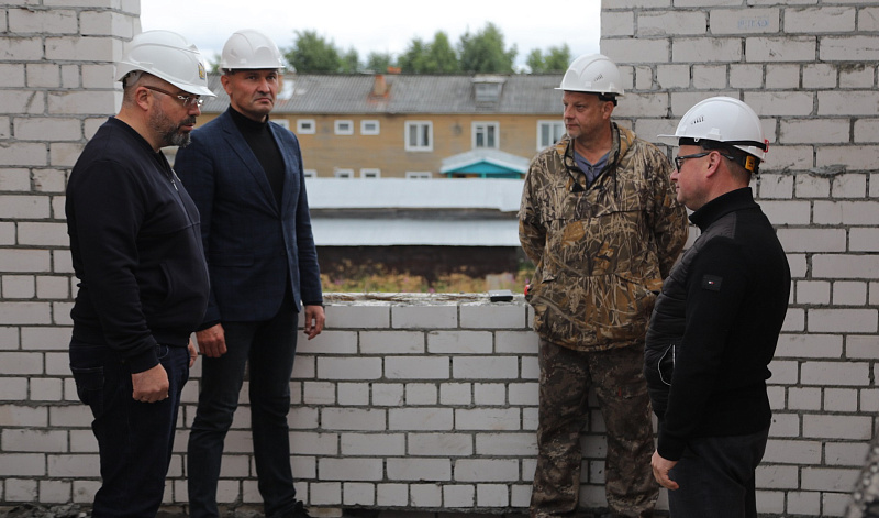 Дмитрий Рожин проверил ход строительства нового стационара Карпогорской ЦРБ