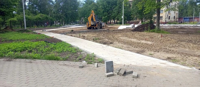 В городском парке культуры и отдыха Новодвинска в активной фазе обустройство тротуаров и подготовка к асфальтированию