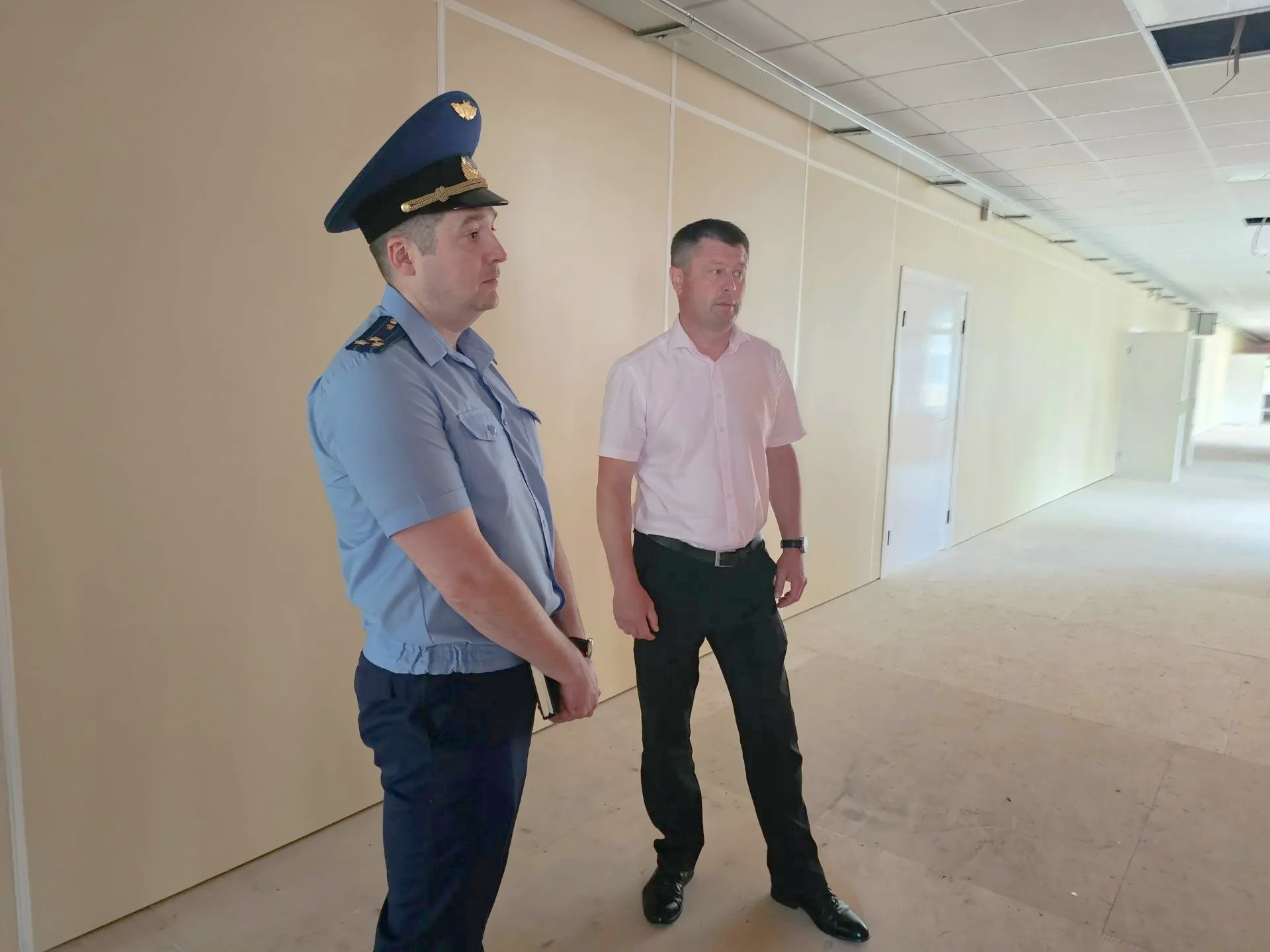 Прокурор Виноградовского района проверил ход капитального ремонта школы в поселке Хетово
