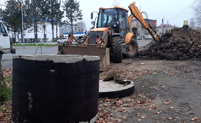 В Няндоме подрядчик капремонта сетей водоотведения демонтирует старые и ставит новые колодцы