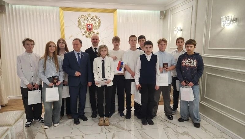 В Котласе в отделе ЗАГС состоялась торжественная церемония вручения паспортов школьникам